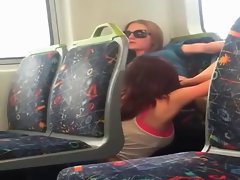chico grava dos chicas chupandose la concha en el tren